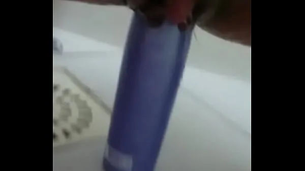 Tonton Stuffing the shampoo into the pussy and the growing clitoris Klip terbaik