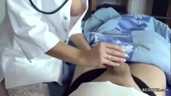 Tonton Nurse jerks off her patient Klip terbaik
