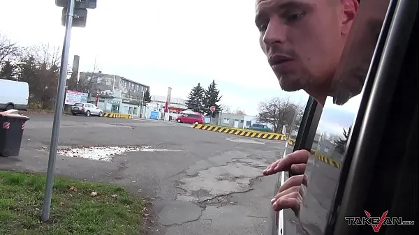 Takevan Crazy homeless teenager fucked extremly raw in driving car 件のベスト クリップを見る