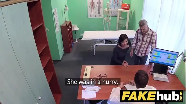 شاهد Fake Hospital Czech doctor cums over horny cheating wifes tight pussy أفضل المقاطع