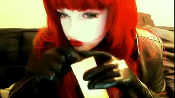 Παρακολουθήστε τα goth redhead smoking καλύτερα κλιπ