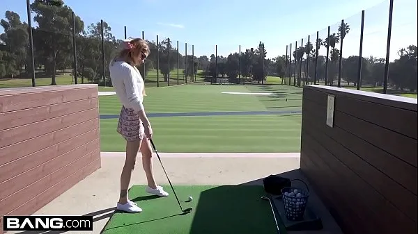Pozrite si Nadya Nabakova puts her pussy on display at the golf course najlepších klipov