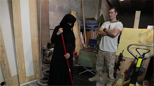 Assista aos TOUR DE BOOTY - Soldado dos EUA gosta de serva árabe sexy melhores clipes