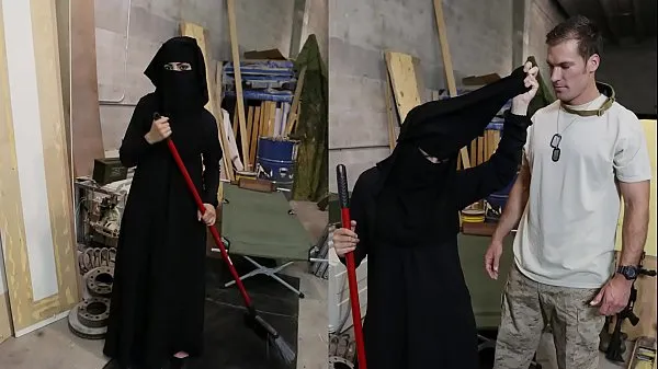 Assista aos TOUR DE BOOTY - Mulher muçulmana varrendo o chão é notada por um soldado americano excitado melhores clipes