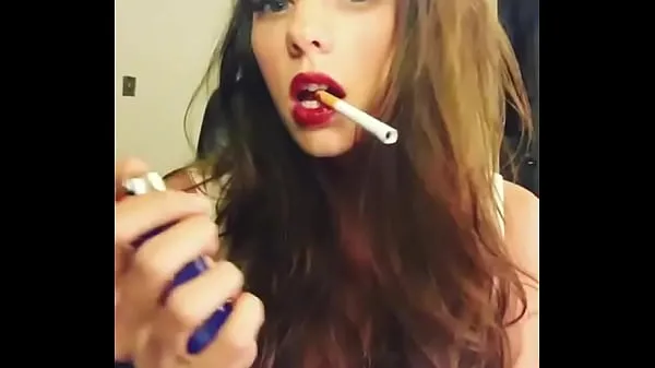 Nézd meg a Hot girl with sexy red lips legjobb klipet