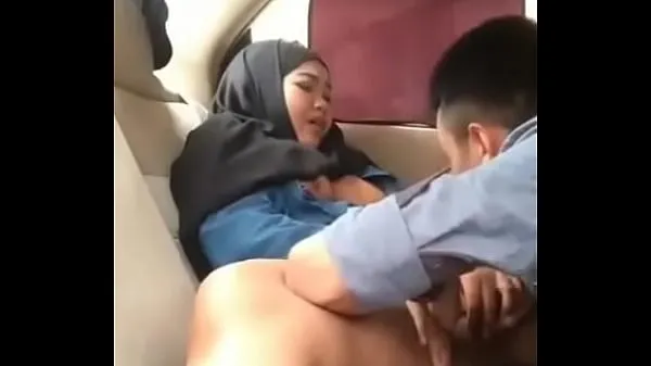 Tonton Hijab girl in car with boyfriend Klip terbaik