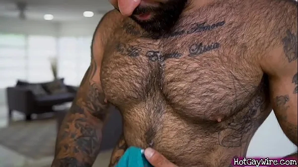 Tonton Guy gets aroused by his hairy stepdad - gay porn Klip terbaik