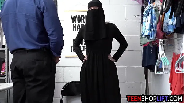 Muslim teen thief Delilah Day exposed and exploited after stealing En iyi Klipleri izleyin