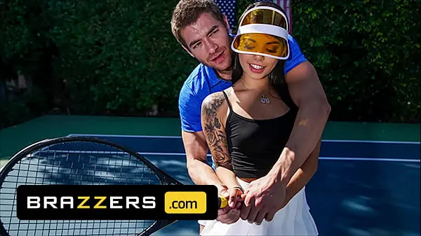 Se Xander Corvus) Massages (Gina Valentinas) Foot To Ease Her Pain They End Up Fucking - Brazzers beste klipp