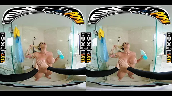 Nézd meg a Busty Blonde MILF Robbin Banx Seduces Step Son In Shower legjobb klipet