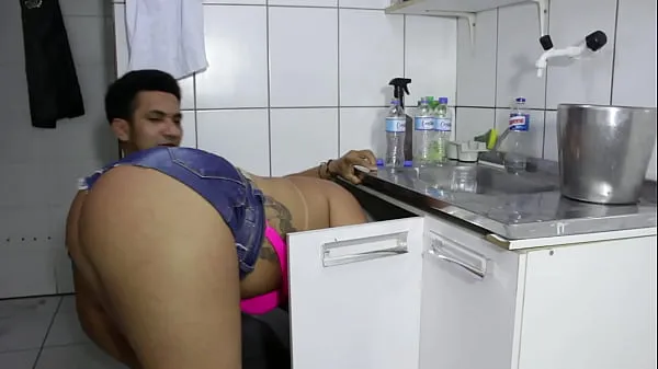 Watch The cocky plumber stuck the pipe in the ass of the naughty rabetão. Victoria Dias and Mr Rola best Clips