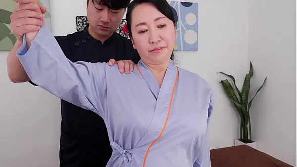 A Big Boobs Chiropractic Clinic That Makes Aunts Go Crazy With Her Exquisite Breast Massage Yuko Ashikawa 件のベスト クリップを見る