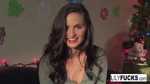 Mira Lily nos cuenta sus cachondos deseos navideños antes de satisfacerse en ambos agujeros mejores clips
