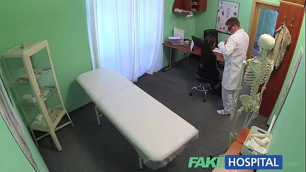 Oglejte si Fake Hospital Sexual treatment turns gorgeous busty patient moans of pain into p najboljše posnetke