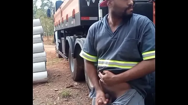 Tonton Worker Masturbating on Construction Site Hidden Behind the Company Truck Klip terbaik