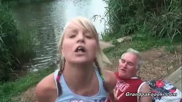 Podívejte se na Gorgeous blonde rides dick on the river shore nejlepších klipů