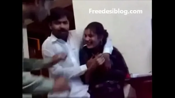 شاهد Pakistani Desi girl and boy enjoy in hostel room أفضل المقاطع